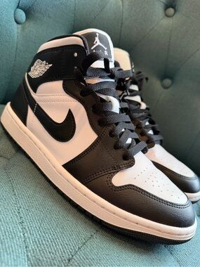 Wmn’s Air Jordan 1 Mid ‘Panda’